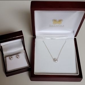 GALATEA diamond in a pearl necklace with matching earrings.